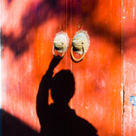 Krönika: När krisen knackar på